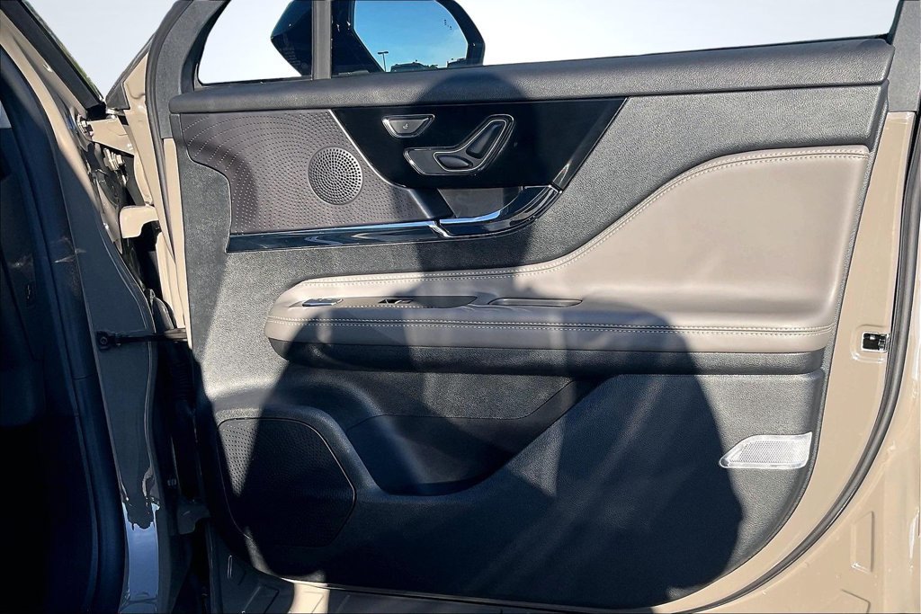 Used 2025 Lincoln Corsair Reserve FWD image 28