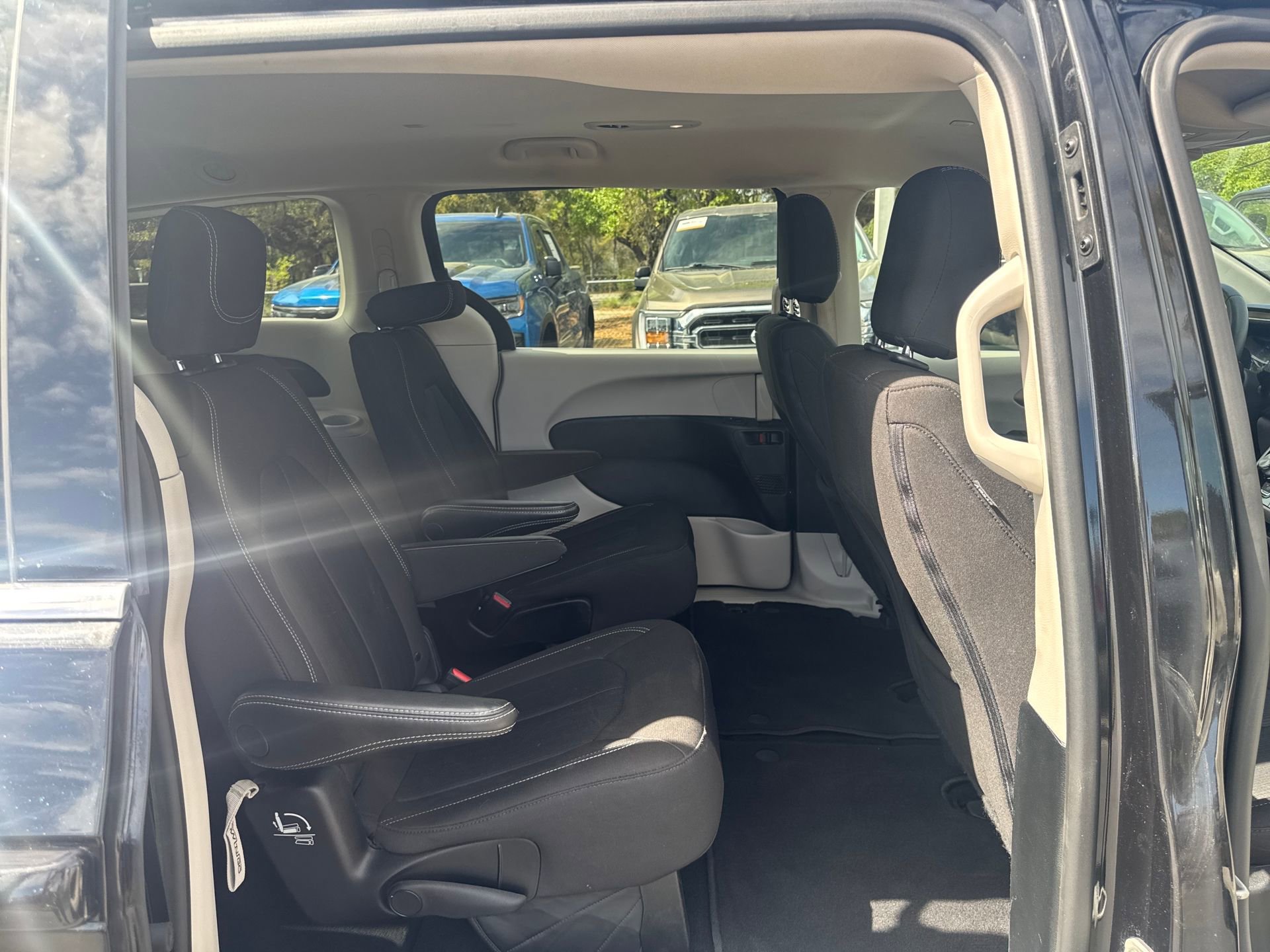 Used 2023 Chrysler Voyager LX image 11