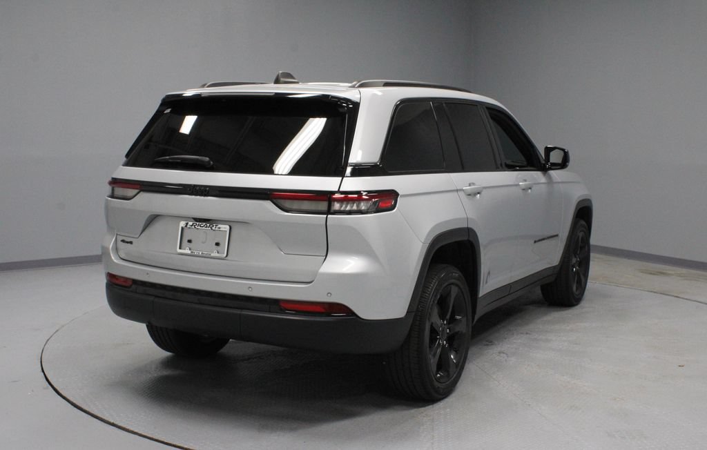 Used 2023 Jeep Grand Cherokee Altitude AWD/4WD image 10