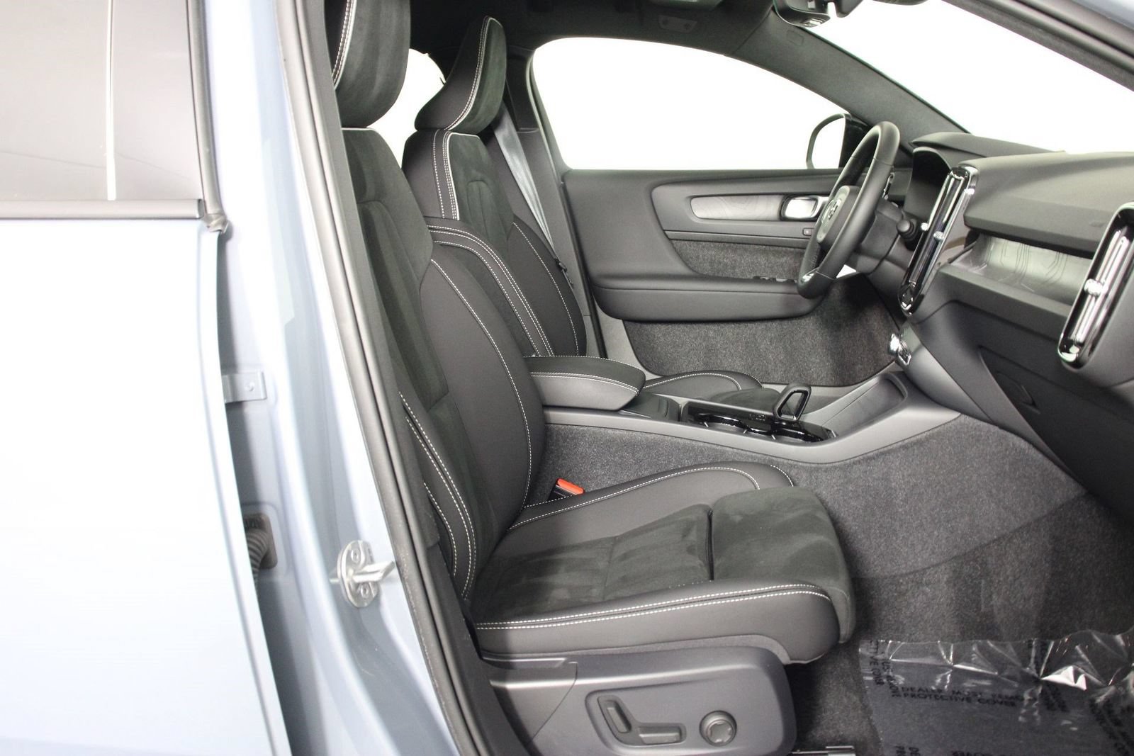 Certified 2023 Volvo C40 P8 Recharge Ultimate w/ Protection Package Premier AWD/4WD image 27