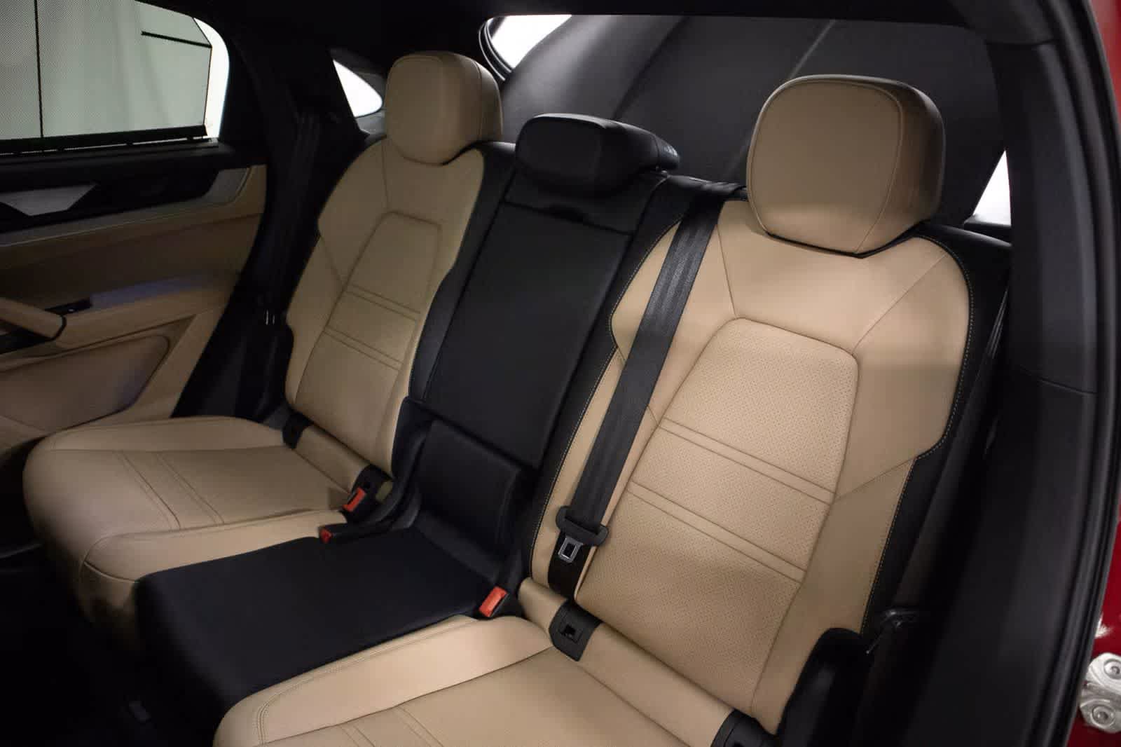 Certified 2025 Porsche Cayenne Coupe image 38