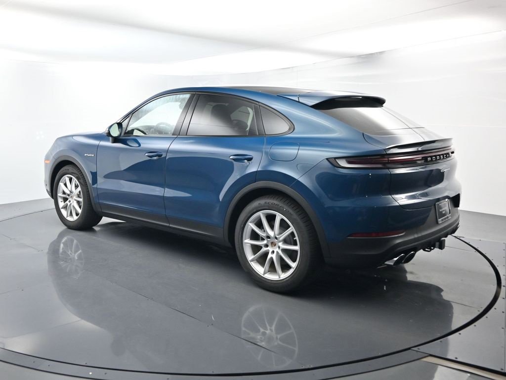 Used 2025 Porsche Cayenne image 3