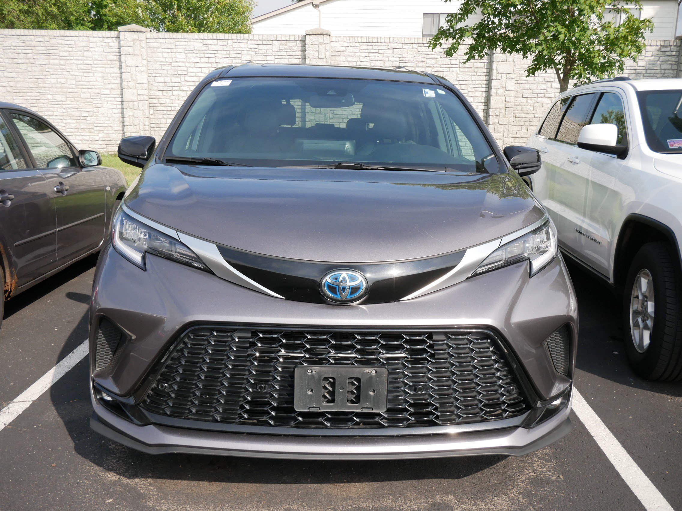 Certified 2022 Toyota Sienna XSE FWD image 2