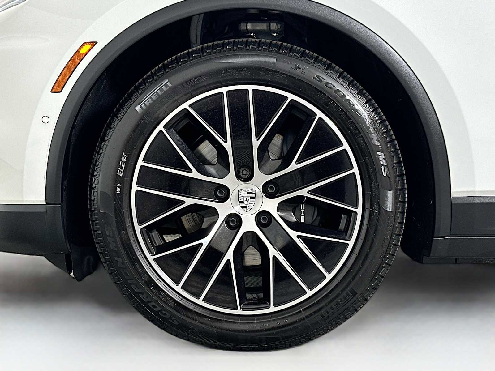 Certified 2025 Porsche Macan Electric image 31