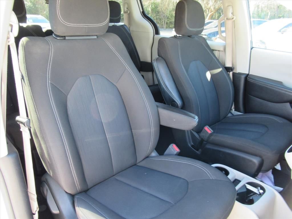 Used 2022 Chrysler Voyager LX image 26