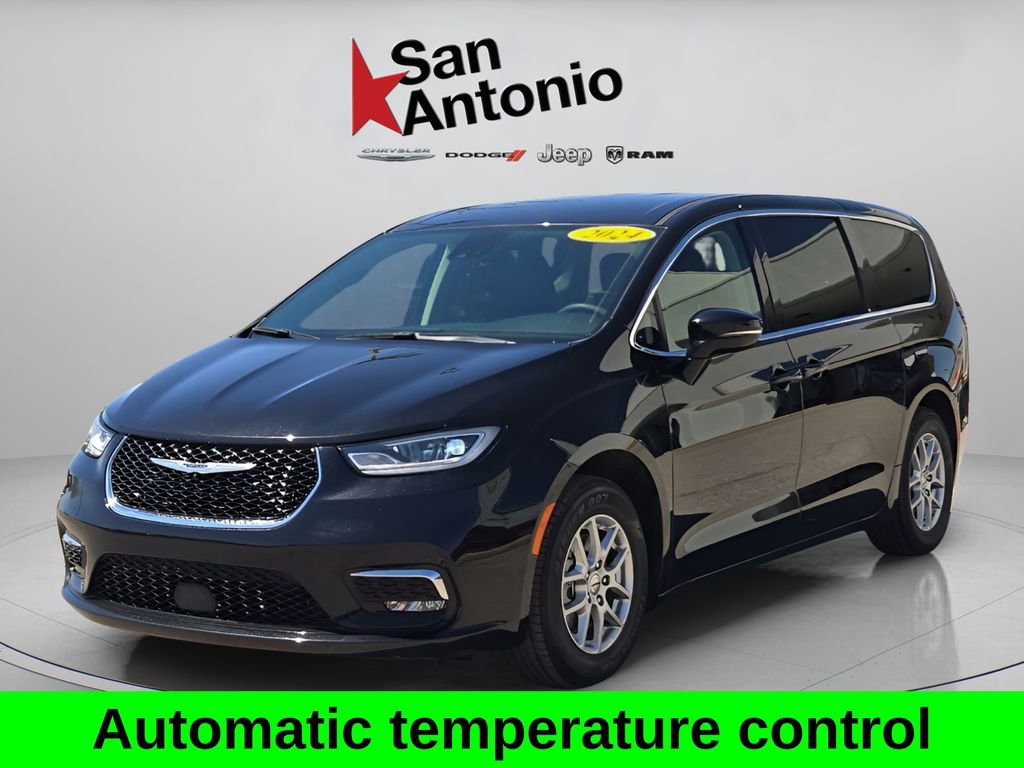 Used 2024 Chrysler Pacifica Touring-L image 7