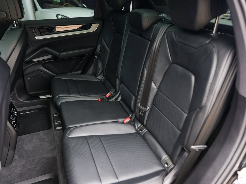 Certified 2025 Porsche Cayenne AWD/4WD image 30