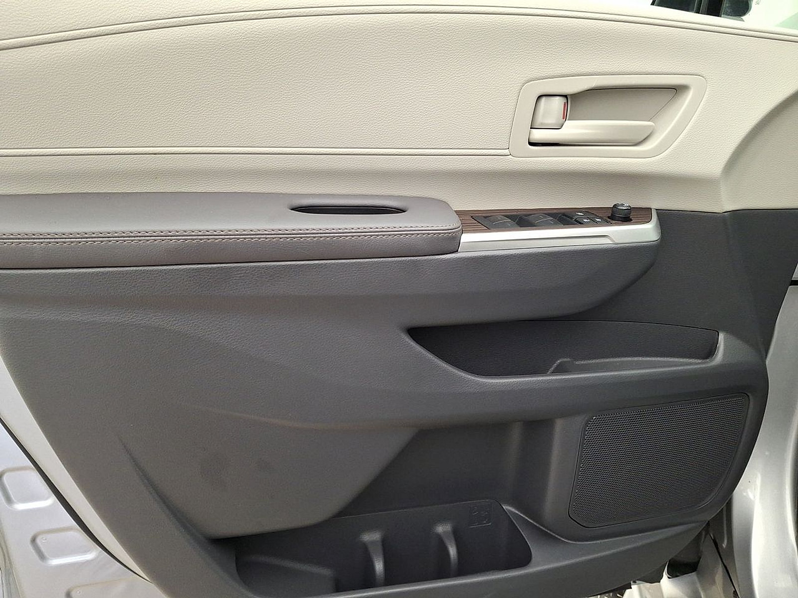 Used 2024 Toyota Sienna LE FWD image 13
