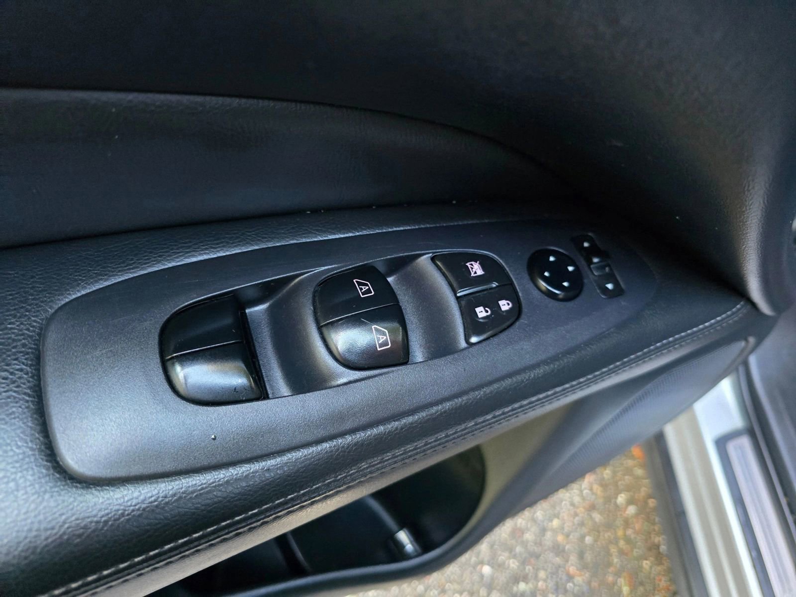 Used 2020 Nissan Pathfinder SL image 25