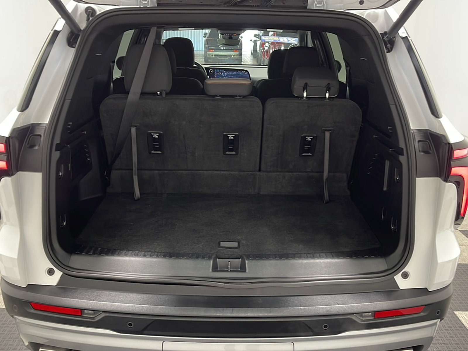 Used 2026 Chevrolet Traverse LT w/ Driver Confidence Package FWD image 19