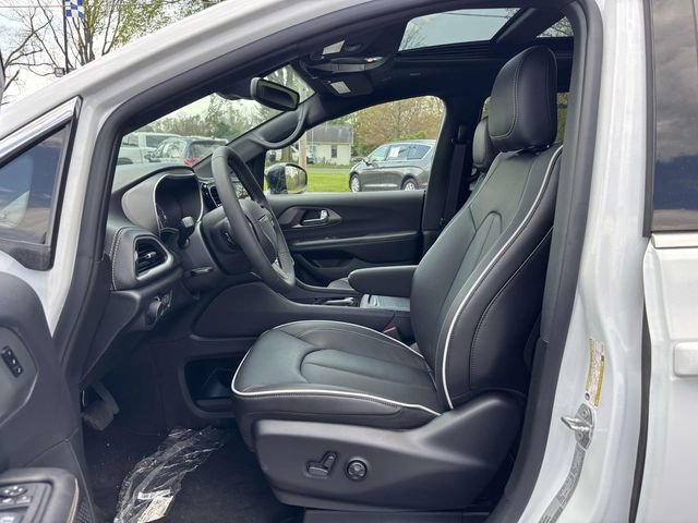 New 2027 Chrysler Pacifica Limited FWD image 3