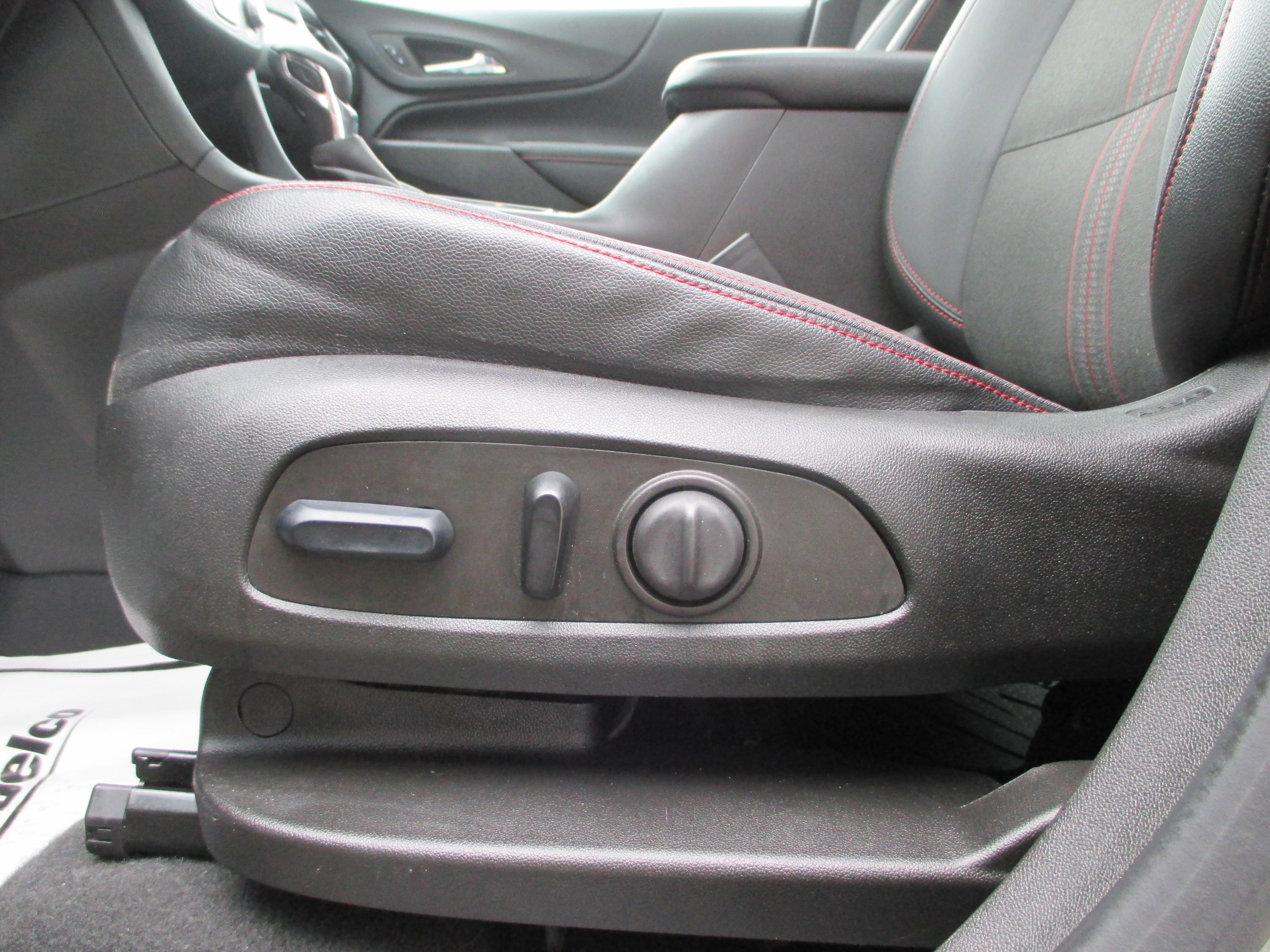 Used 2023 Chevrolet Equinox RS w/ LPO, Floor Liner Package image 14