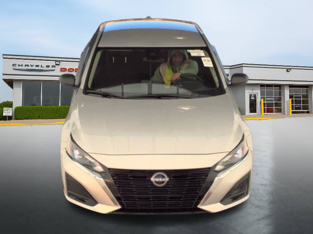 Used 2025 Nissan Altima 2.5 SV FWD image 2