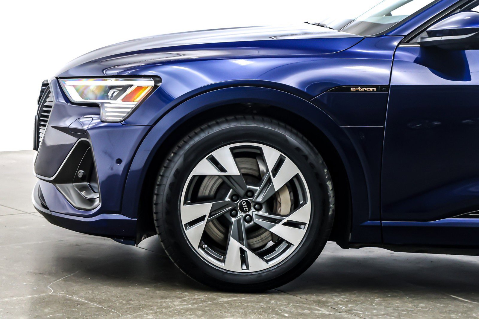 Used 2022 Audi e-tron Premium w/ Convenience Plus Package image 11