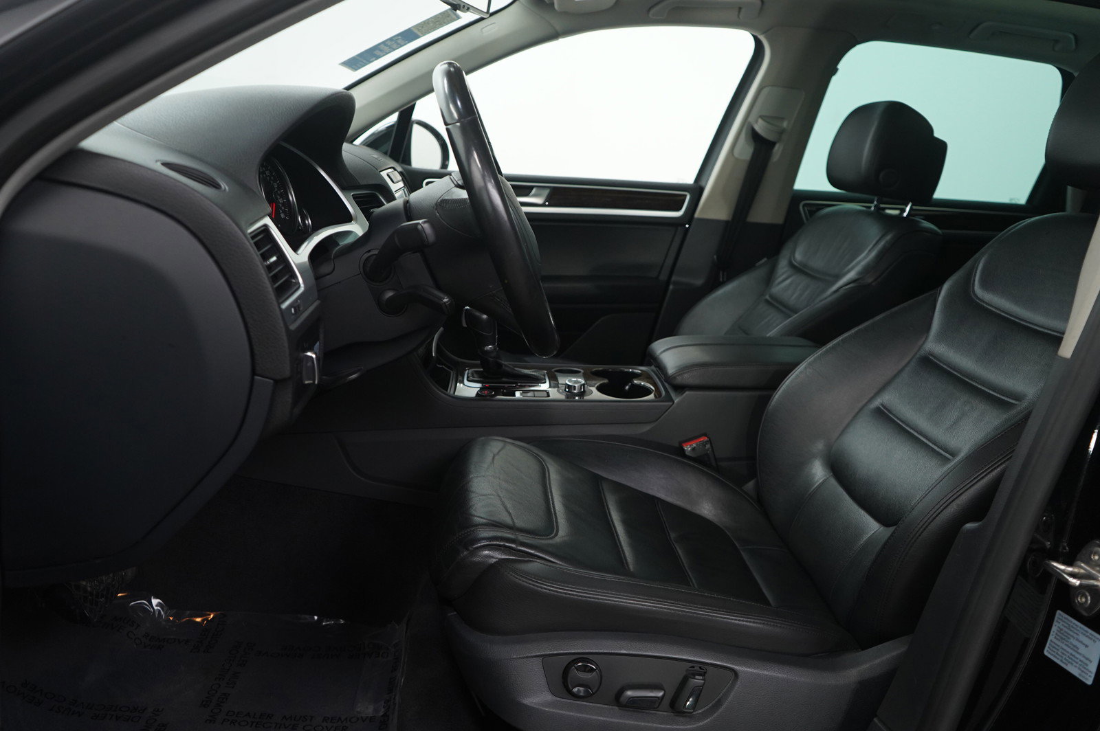 Used 2014 Volkswagen Touareg TDI image 16