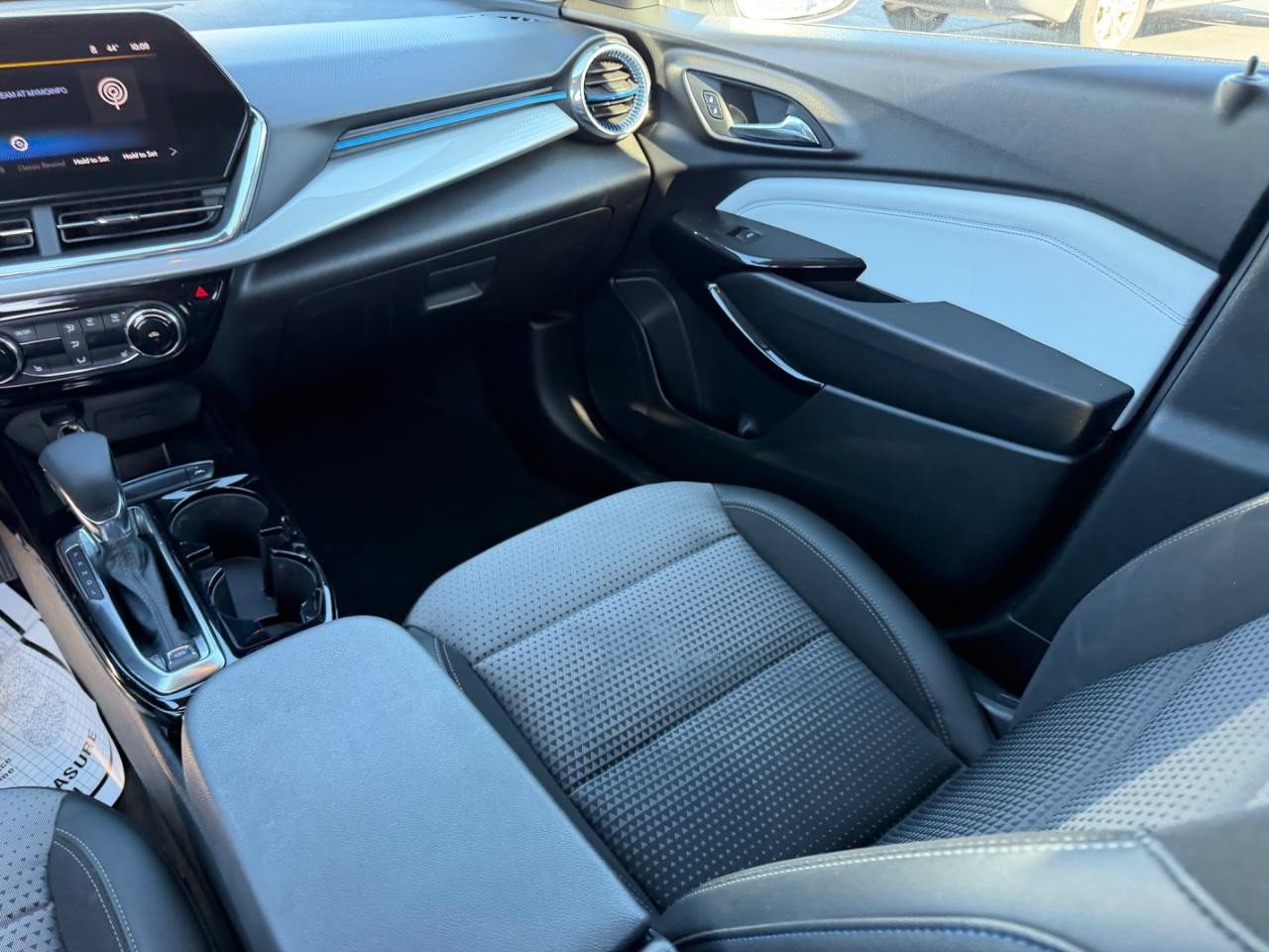 Used 2025 Chevrolet Trax LT w/ Driver Confidence Package image 17