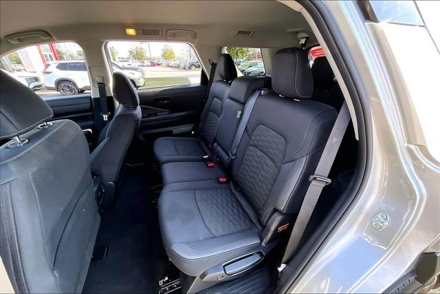 Certified 2025 Nissan Pathfinder SV image 19