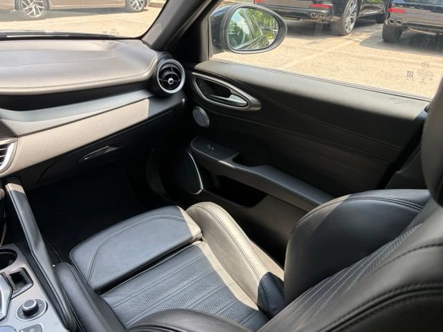 Used 2023 Alfa Romeo Giulia Veloce AWD/4WD image 46