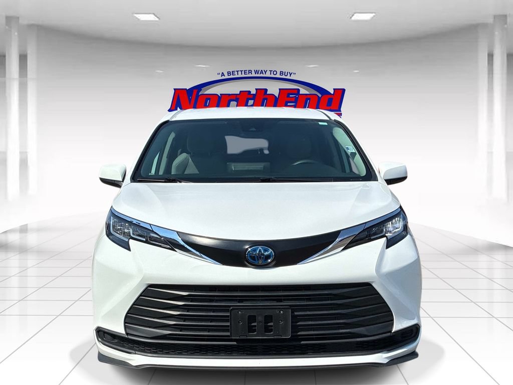 Used 2023 Toyota Sienna LE FWD image 2