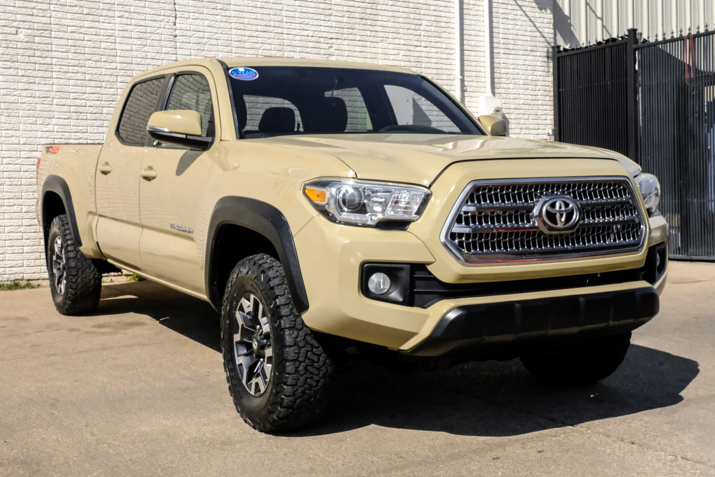 Used 2017 Toyota Tacoma TRD Off-Road image 6