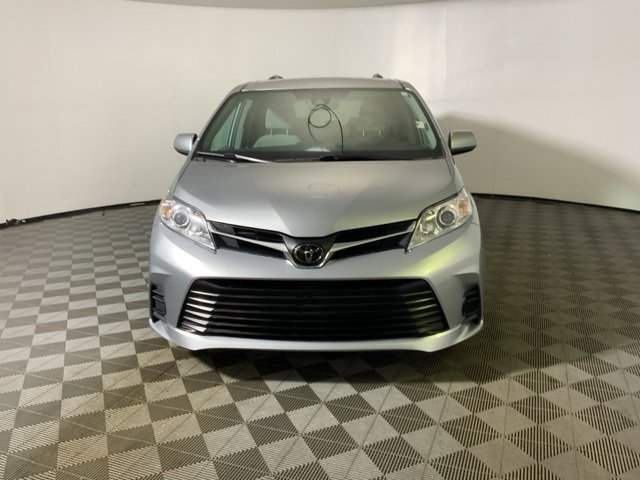 Used 2019 Toyota Sienna LE w/ LE Preferred Package image 3