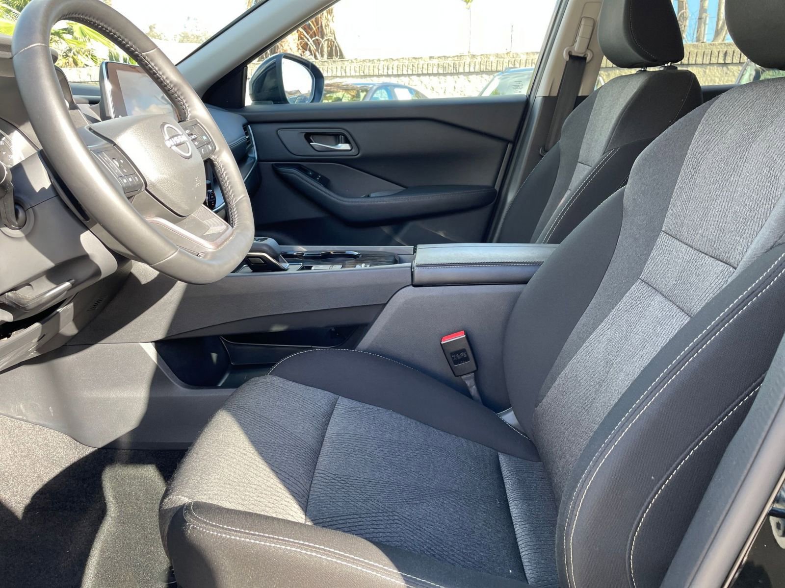 Used 2025 Nissan Rogue SV FWD image 30