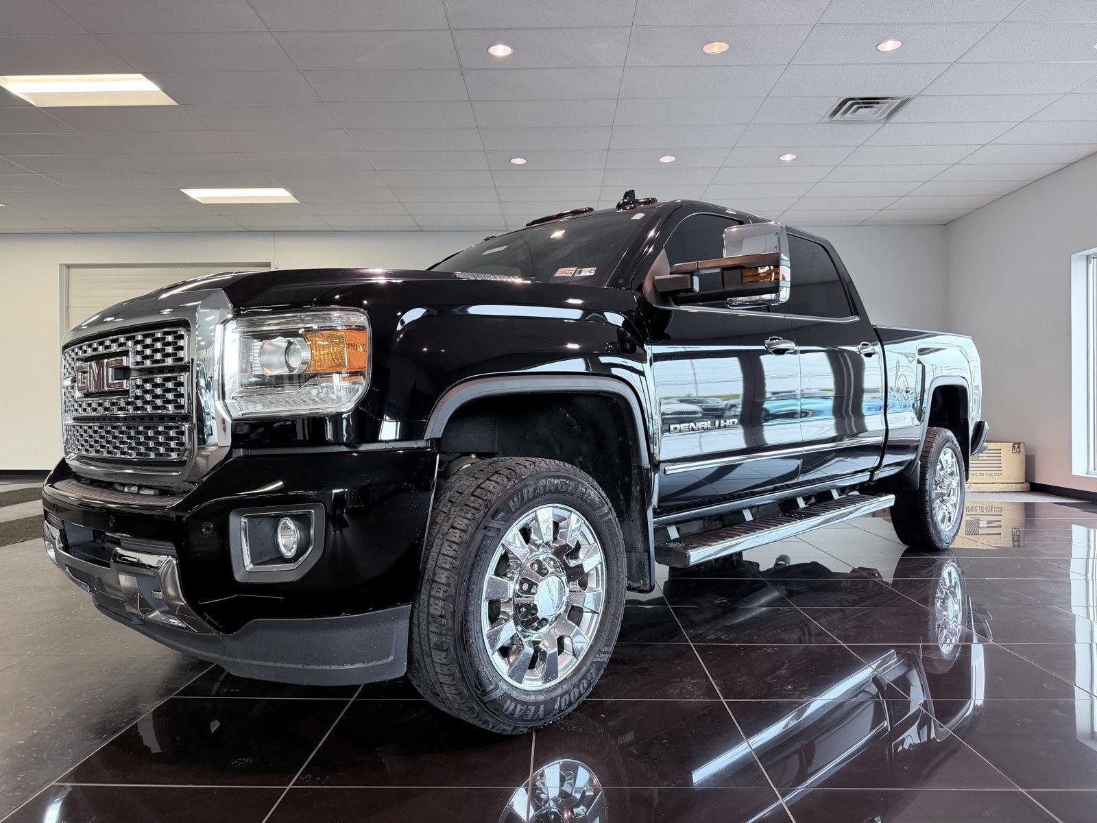 Used 2018 GMC Sierra 2500 Denali w/ Duramax Plus Package AWD/4WD image 3
