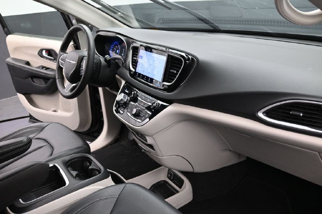 Used 2024 Chrysler Pacifica Touring-L FWD image 28