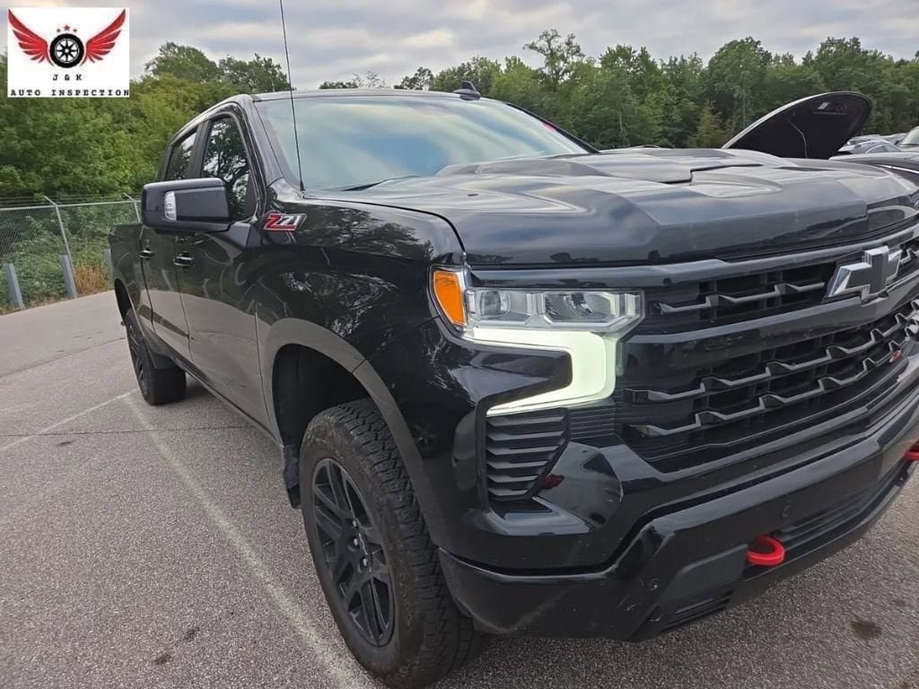 Used 2025 Chevrolet Silverado 1500 LT Trail Boss w/ LT Trail Boss Premium Package AWD/4WD image 3