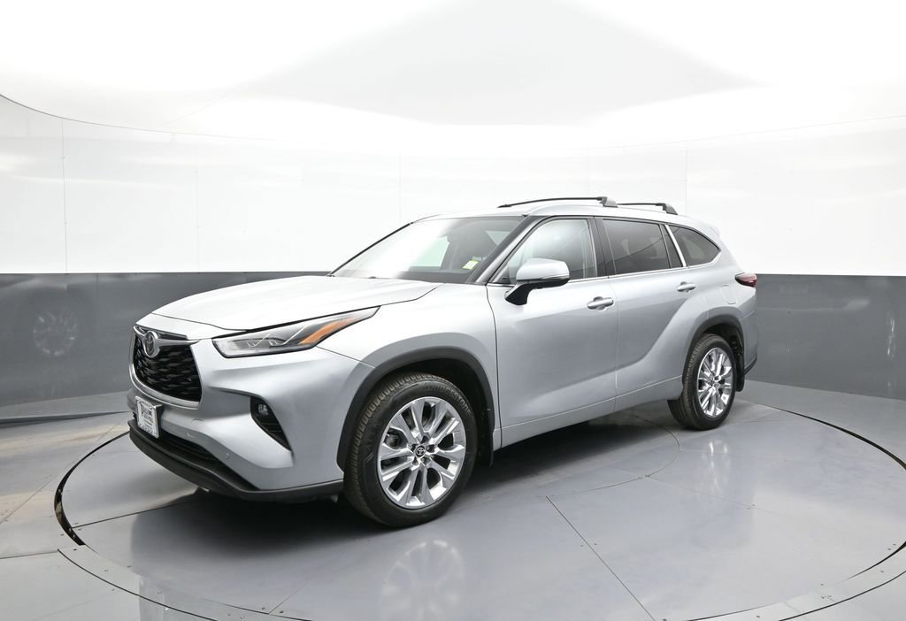 Certified 2024 Toyota Highlander Limited AWD/4WD image 10