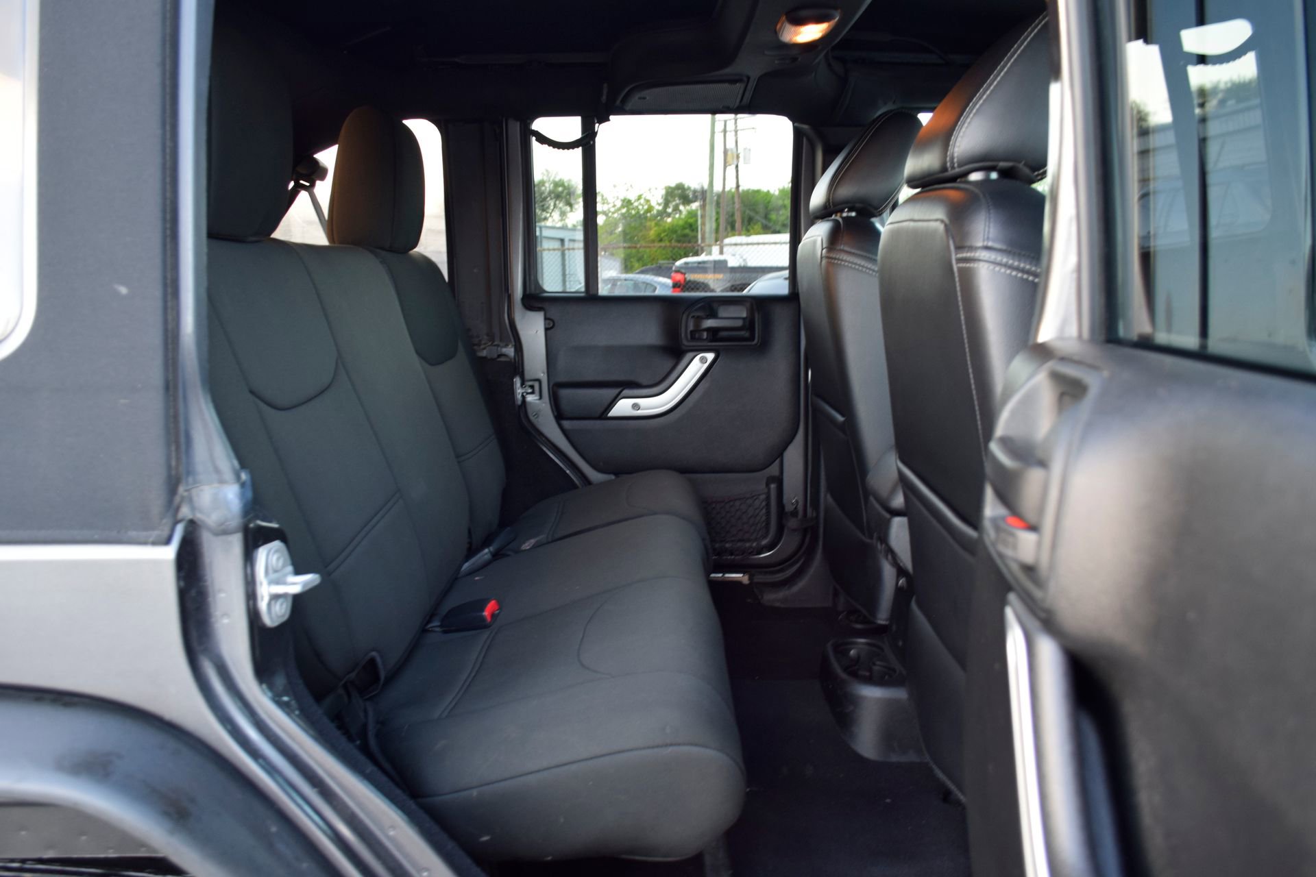 Used 2018 Jeep Wrangler Unlimited Rubicon w/ Connectivity Group image 21