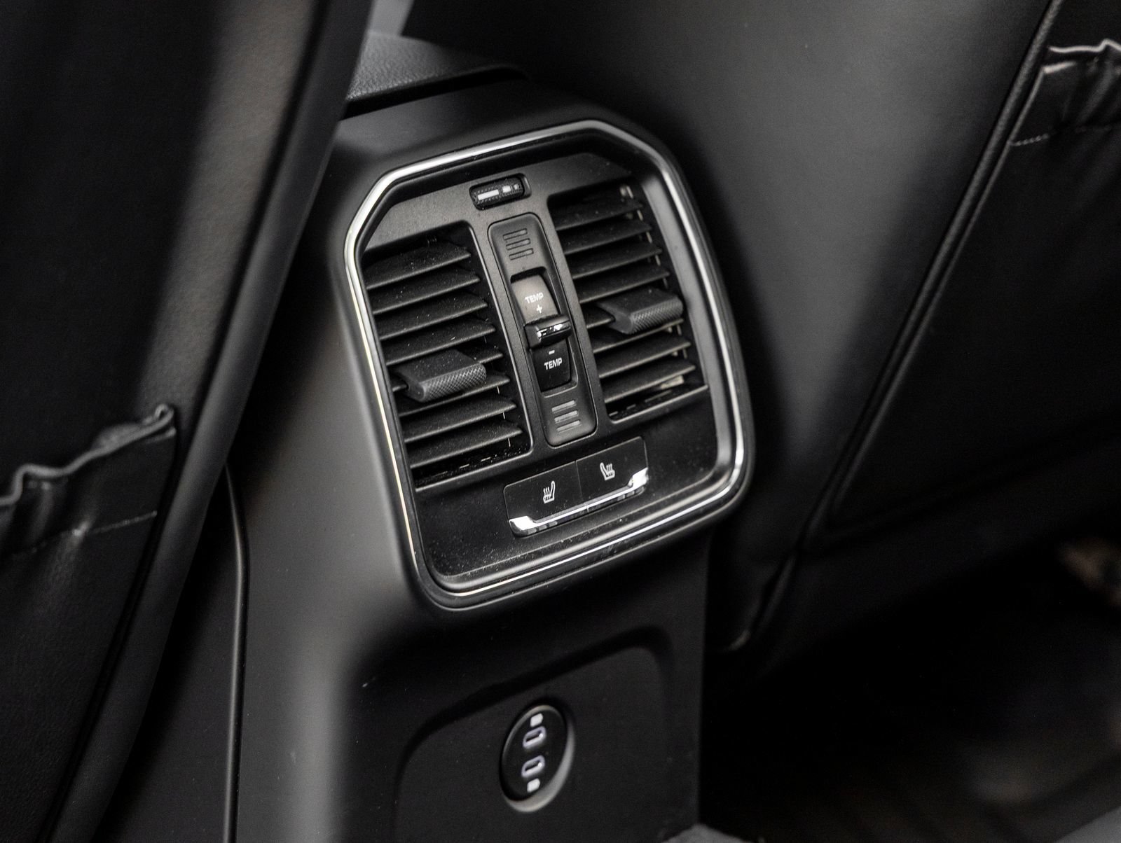 Certified 2024 Porsche Macan S AWD/4WD image 37