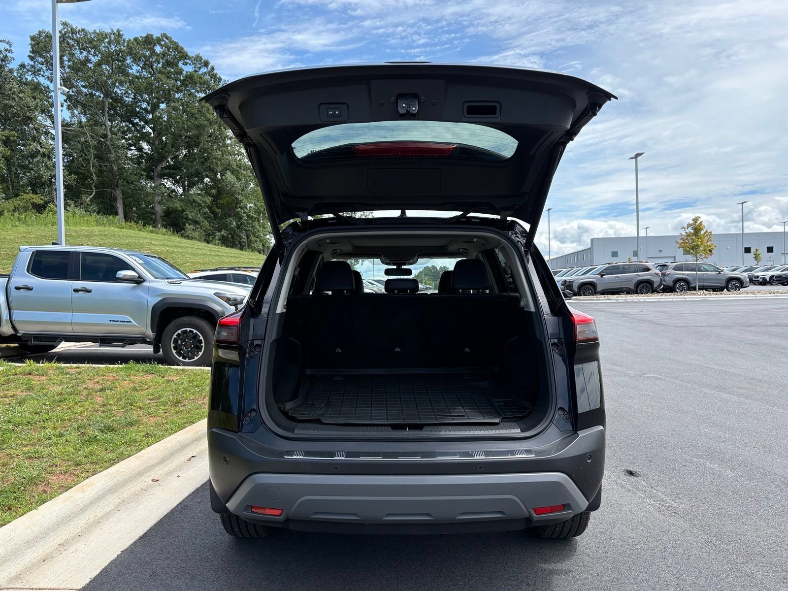 Used 2021 Nissan Rogue SV w/ Premium Package AWD/4WD image 11