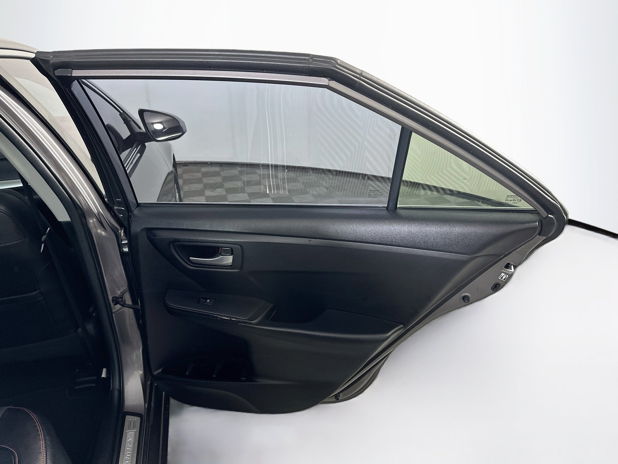 Used 2016 Toyota Camry SE w/ Moonroof Package FWD image 30