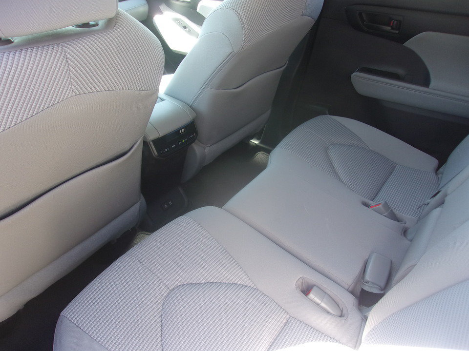 Used 2020 Toyota Highlander LE AWD/4WD image 17