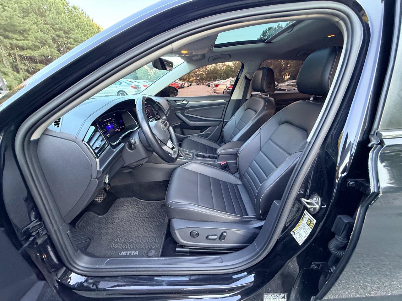 Used 2022 Volkswagen Jetta SE w/ Panoramic Sunroof Package FWD image 9