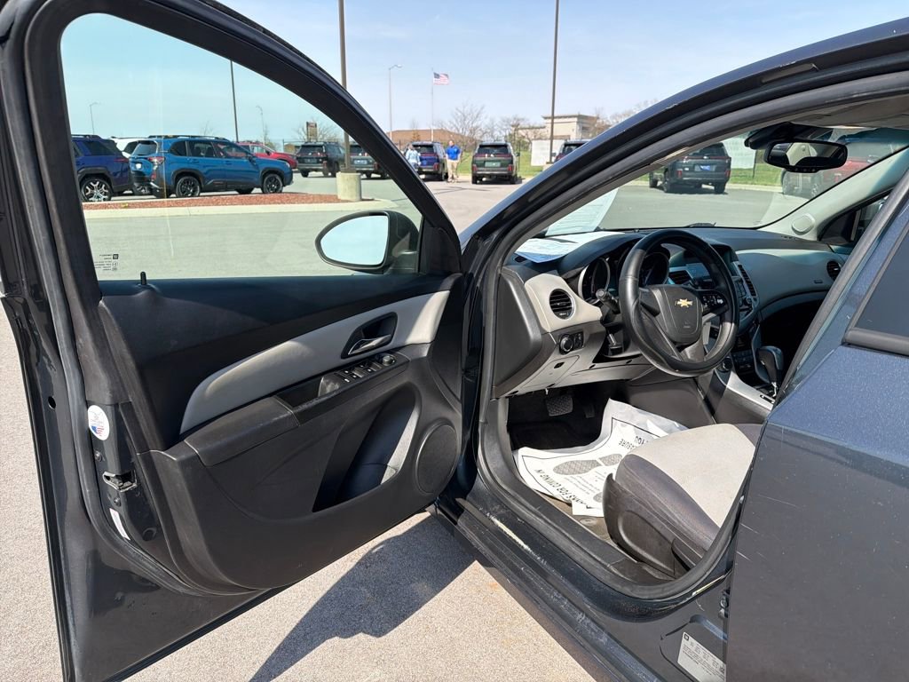 Used 2013 Chevrolet Cruze LS image 11