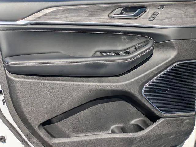 Certified 2022 Jeep Grand Cherokee L Overland w/ Luxury Tech Group IV AWD/4WD image 10