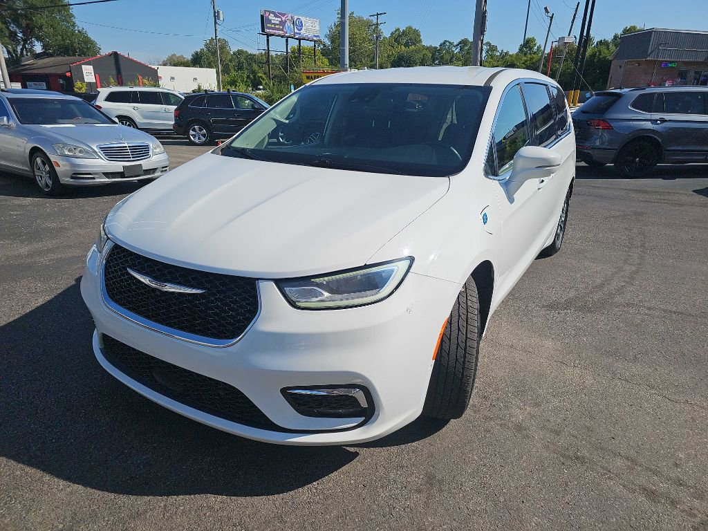 Used 2022 Chrysler Pacifica Touring-L w/ Uconnect Theater Family Group image 7