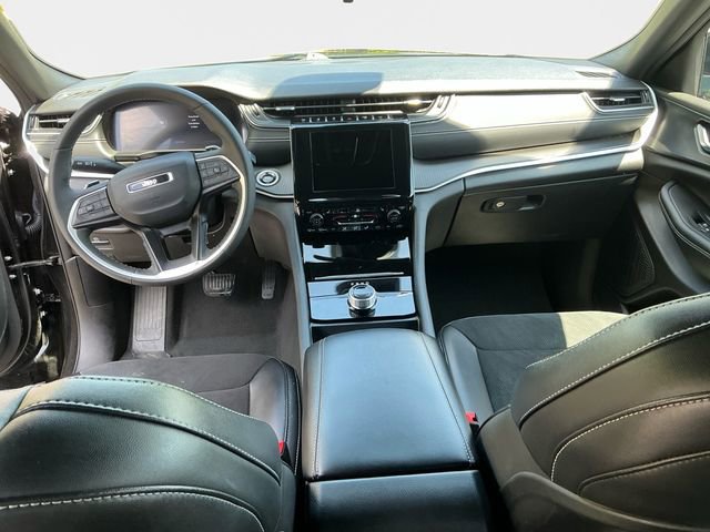 Used 2025 Jeep Grand Cherokee Altitude AWD/4WD image 11