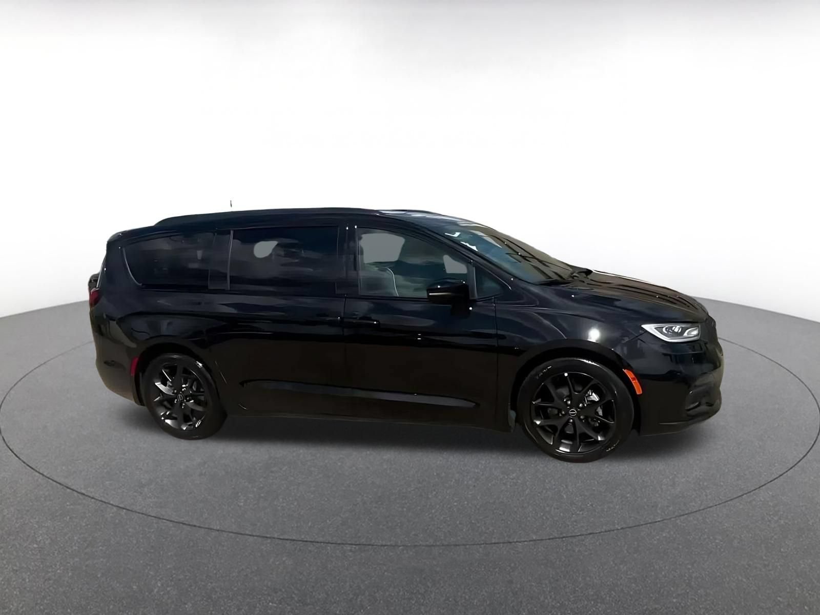 Used 2025 Chrysler Pacifica Limited FWD image 2