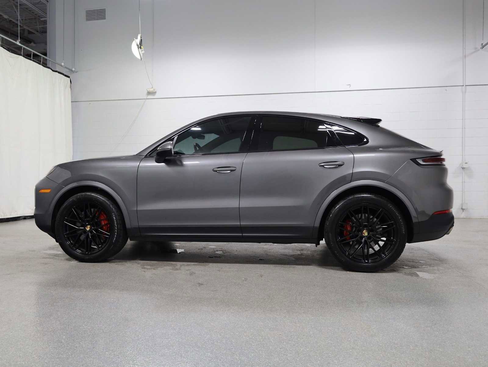 Used 2024 Porsche Cayenne S AWD/4WD image 2