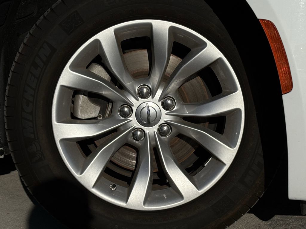 Used 2022 Chrysler 300 Touring image 11