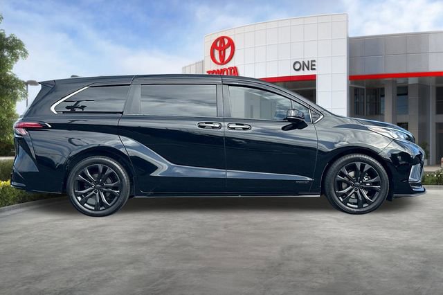 Used 2021 Toyota Sienna XSE FWD image 3