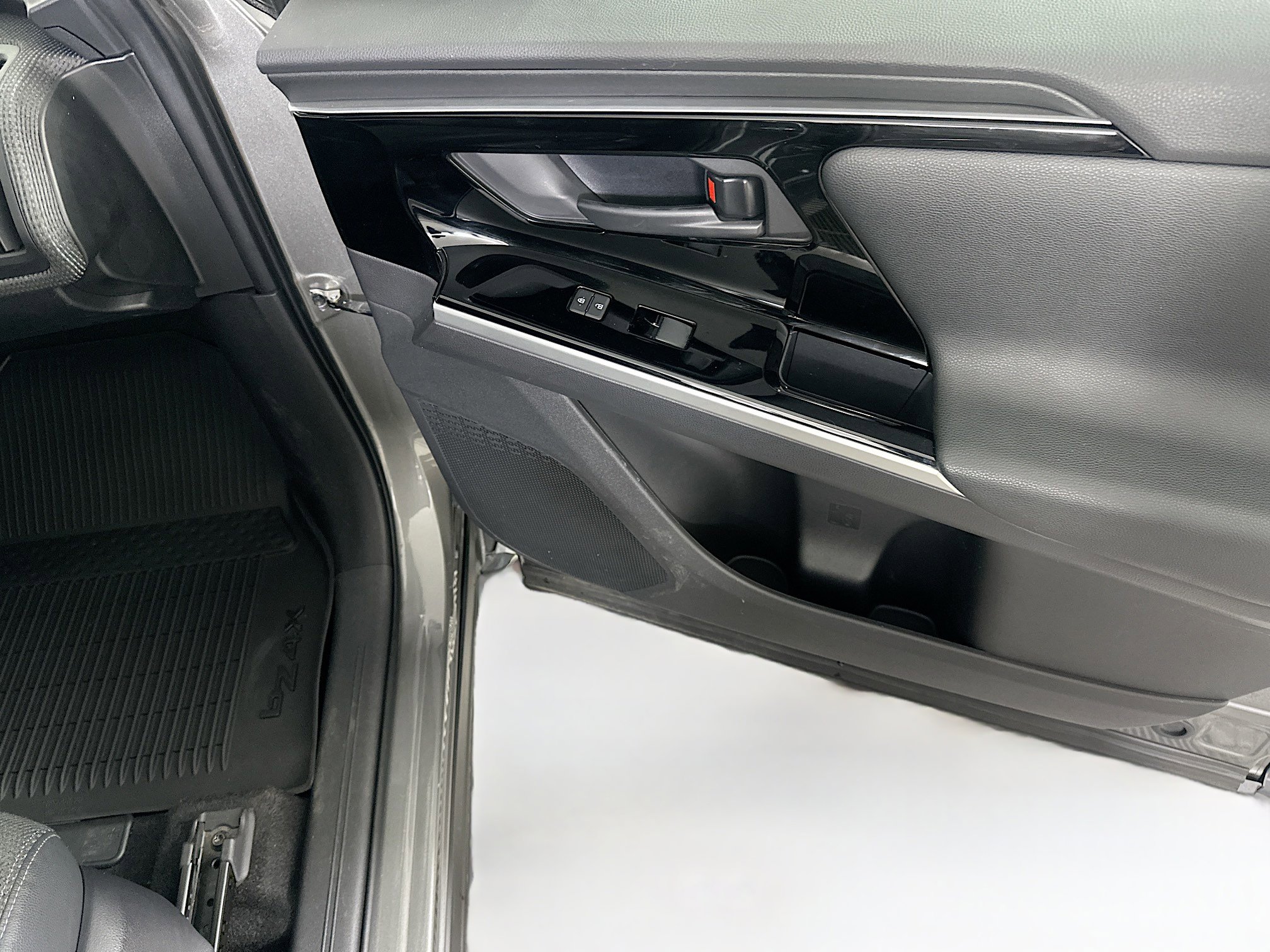 Used 2023 Toyota bZ4X XLE w/ Weather Package FWD image 30