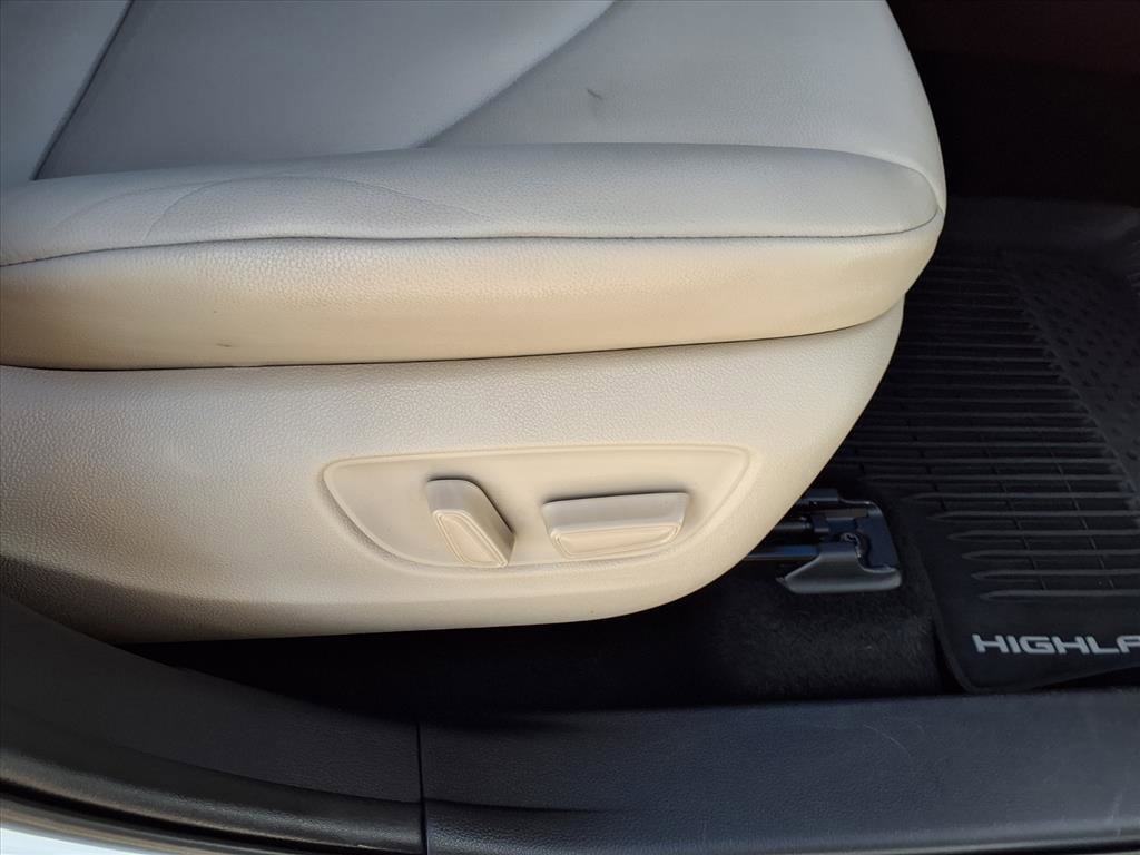 Used 2020 Toyota Highlander XLE image 12