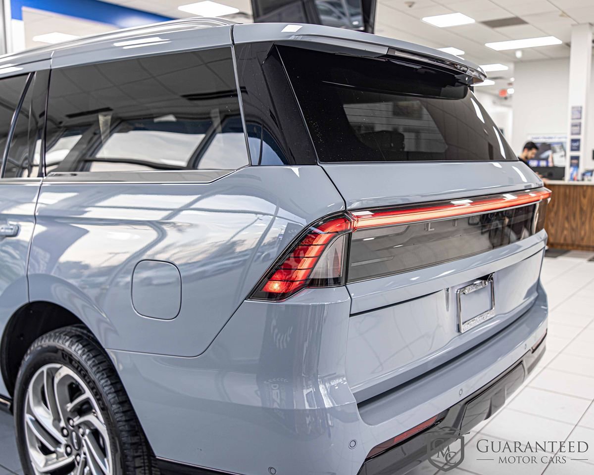 Used 2025 Lincoln Navigator Reserve image 14