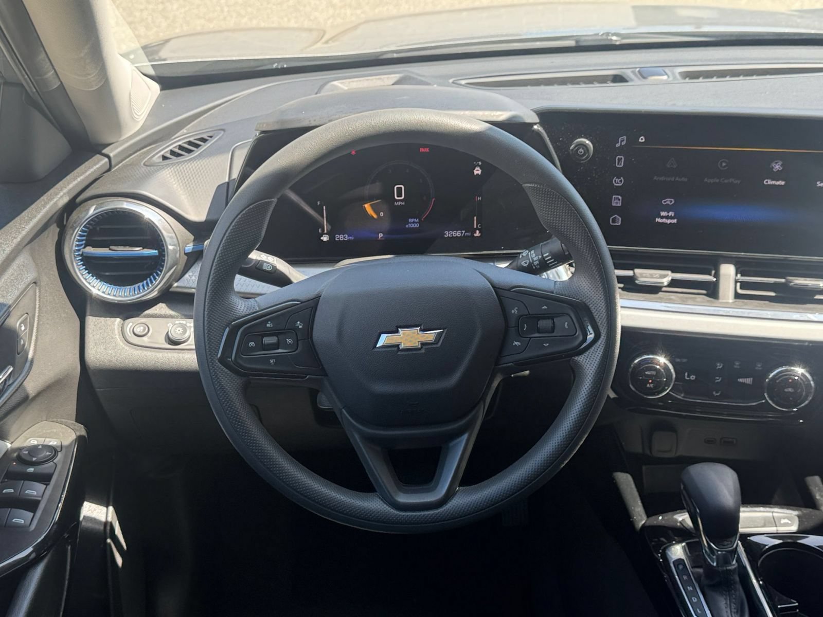 Used 2025 Chevrolet Trax LT FWD image 27