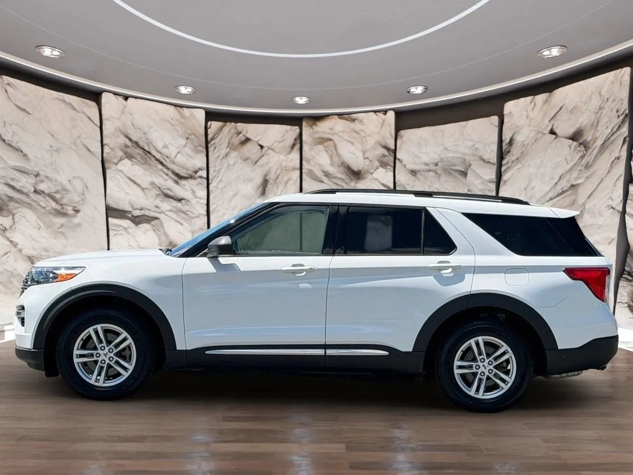 Used 2020 Ford Explorer XLT w/ Equipment Group 202A AWD/4WD image 9