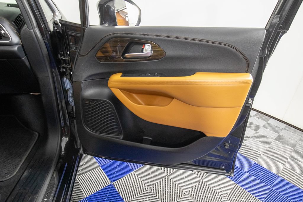 Used 2021 Chrysler Pacifica Pinnacle FWD image 16